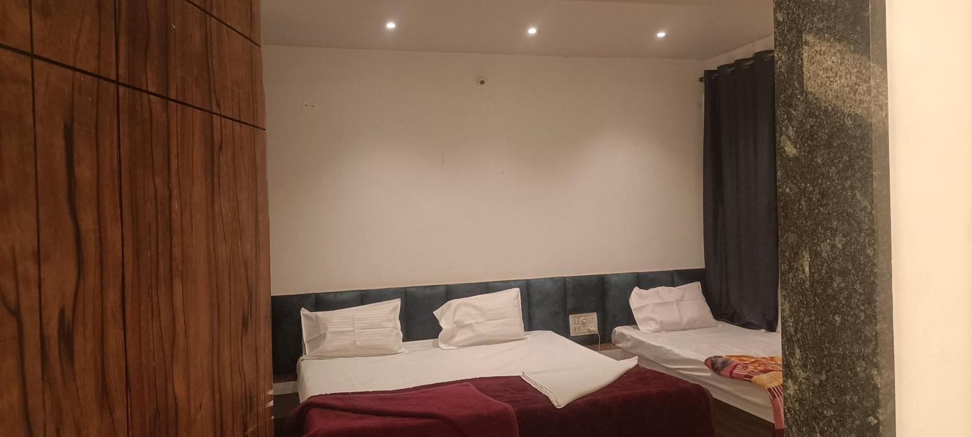 Maharaja Guest House Nashikkar Akalkot Luaran gambar