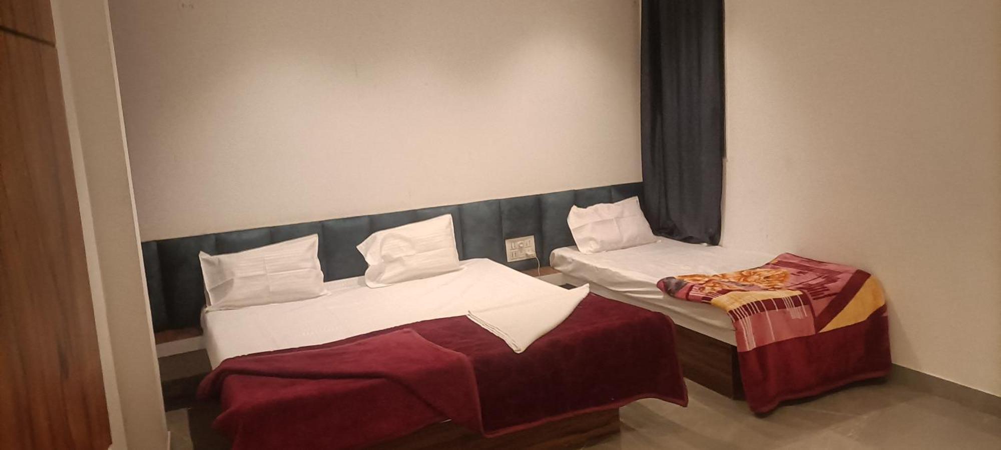 Maharaja Guest House Nashikkar Akalkot Luaran gambar